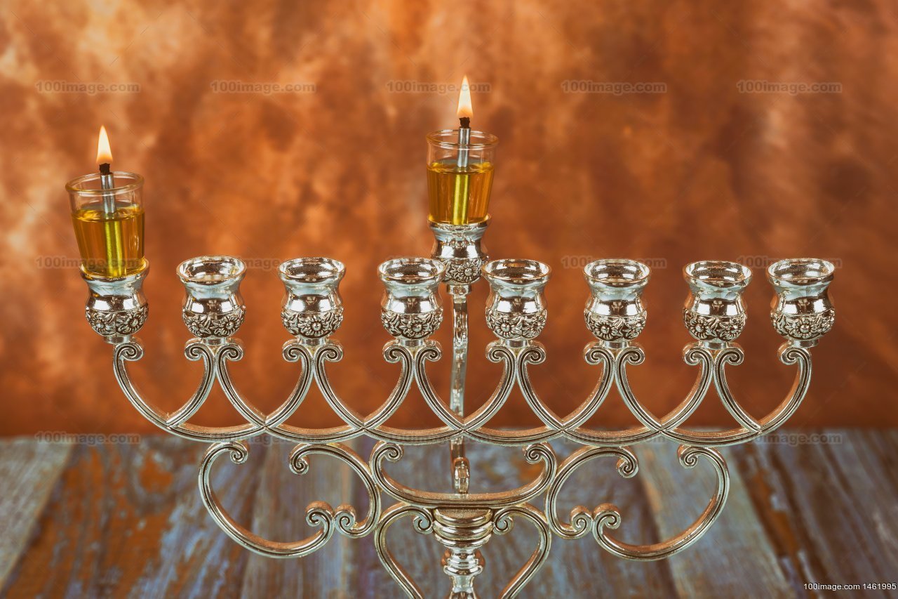 灯台犹太教的传统节日灯饰的第一支蜡烛在hanukkahof燃烧的蜡烛光明节灯台 明亮 摄影图 100image